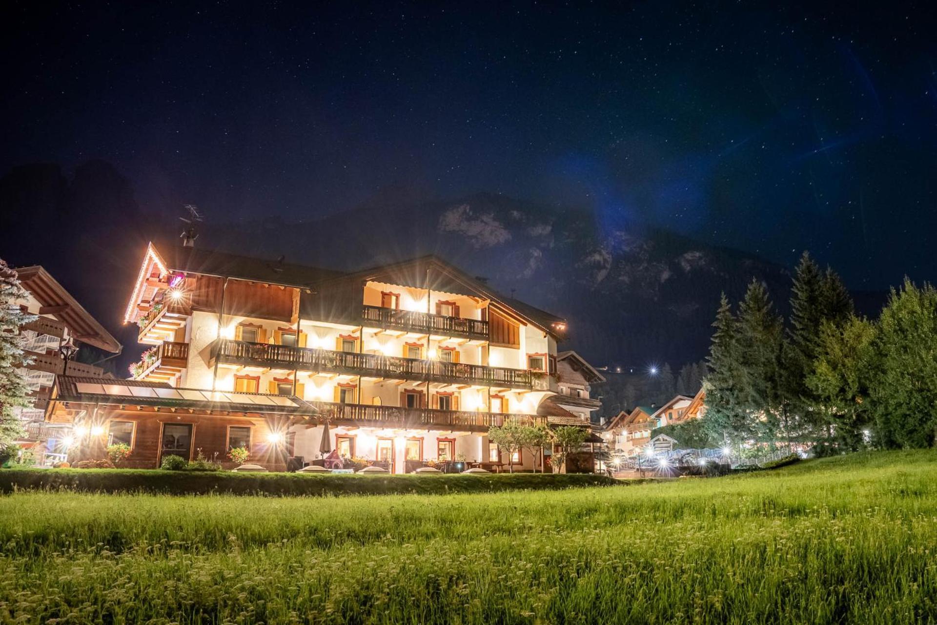 Garni Letizia Bed & Breakfast Campitello di Fassa Ngoại thất bức ảnh